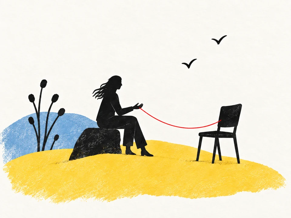 Une silhouette assise et une chaise vide, reliées par un fil rouge sur une colline jaune.